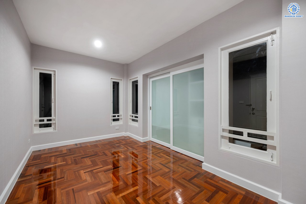 บ้านมือสองตกแต่งใหม่ โครงการ โนเบิลวานา ปิ่นเกล้า1 บ้านเดี่ยวหลังใหญ่ เนื้อที่ 65.6 ตร.ว. พื้นที่ใช้สอย 206.4 ตร.ม. ฟังก์ชัน 3 ห้องนอน 3 ห้องน้ำ 2 ห้องอเนกประสงค์  1 ห้องแม่บ้าน จอดรถได้ 2 คัน บนสุดยอดทำเลเดินทางสะดวก หน้าโครงการติดถนนใหญ่บรมราชชนนี ใกล้ทางคู่ขนานลอยฟ้าบรมราชชนนี ม.มหิดล เซ็นทรัลศาลายา และรายล้อมด้วยสิ่งอำนวยความสะดวกครบ...